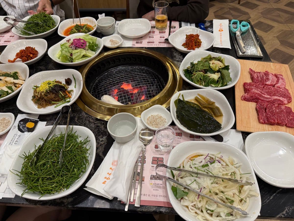Table d'un restaurant de quartier, plats partagés